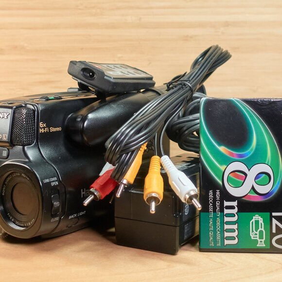 Sony Handycam CCD-TR51 NTSC Video8 Camera Camcorder, Made in Japan - Picture 1 of 7